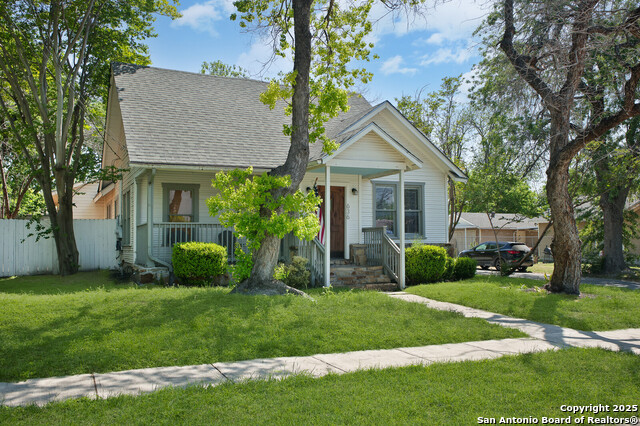 Image 3 of 39 For 636 Hollywood Ave. W