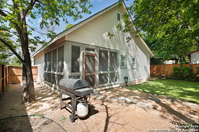 Image 34 of 39 For 636 Hollywood Ave. W