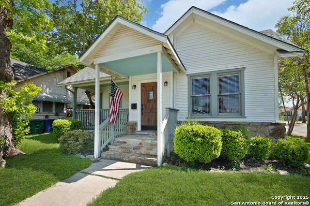 Image 4 of 39 For 636 Hollywood Ave. W