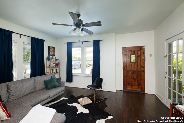 Image 9 of 39 For 636 Hollywood Ave. W