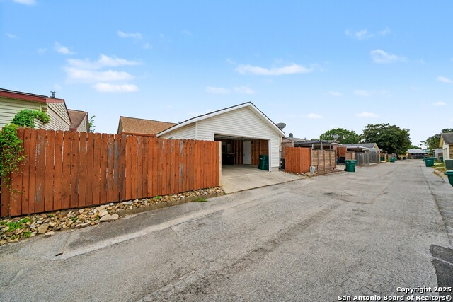 Listing photo id 32 for 632 Fern Meadow