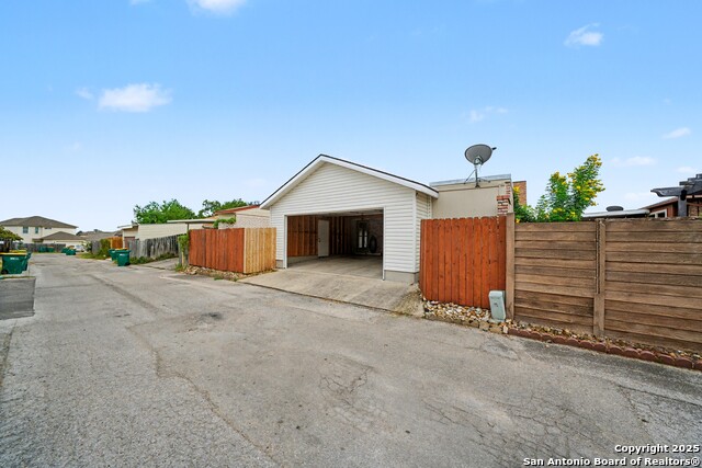 Listing photo id 33 for 632 Fern Meadow