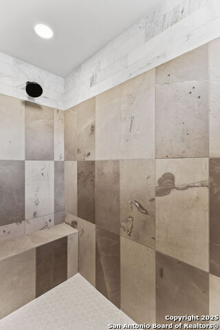 Image 42 of 85 For 1008 Canterbury Hill