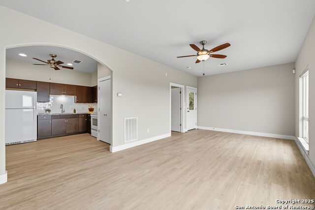 Image 37 of 67 For 128 Skylight Trail