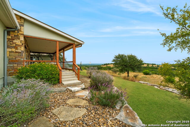 Image 41 of 67 For 128 Skylight Trail