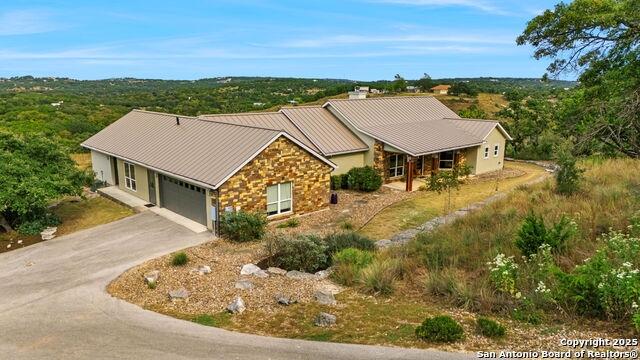 Image 52 of 67 For 128 Skylight Trail