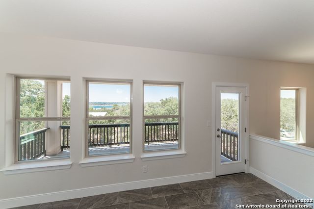 Listing photo id 15 for 677 Circleview Dr