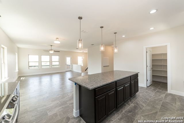 Listing photo id 17 for 677 Circleview Dr