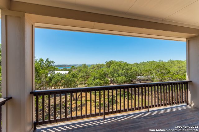 Listing photo id 7 for 677 Circleview Dr