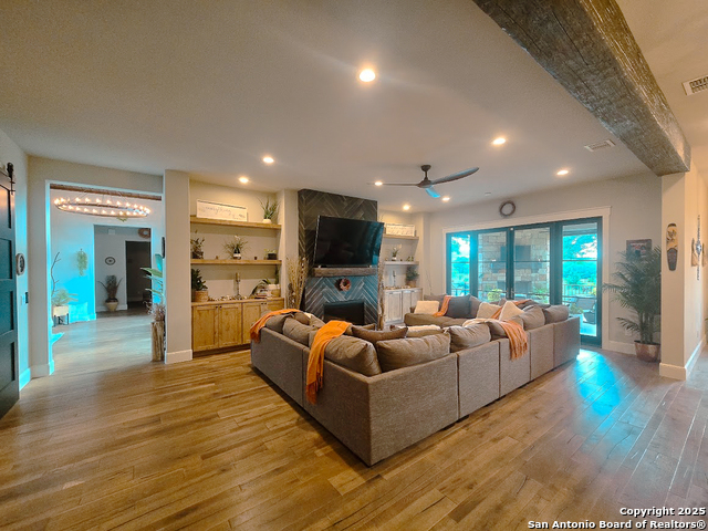 Image 11 of 50 For 656 River Way