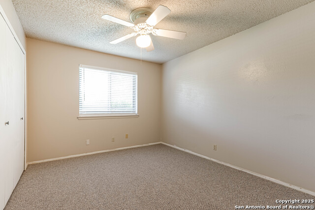 Listing photo id 14 for 5914 Oak Country