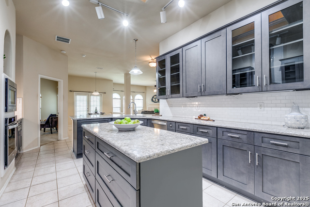 Listing photo id 7 for 2710 Trinity Rdg