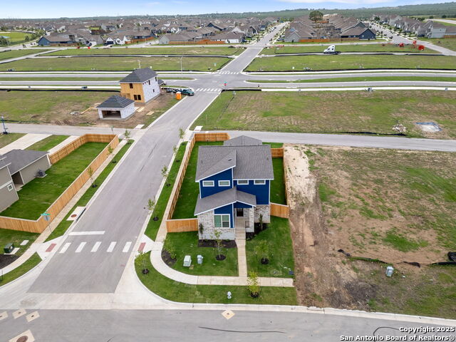 Image 32 of 45 For 705 Salamander St