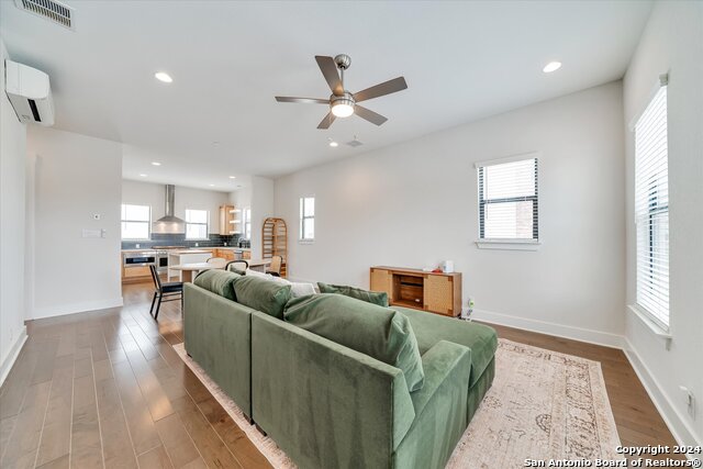 Listing photo id 8 for 408 Center