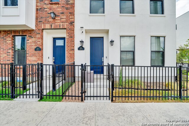 Listing photo id 0 for 408 Center