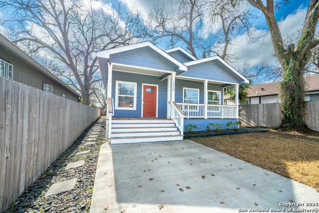 Image 3 of 22 For 1118 Center St N