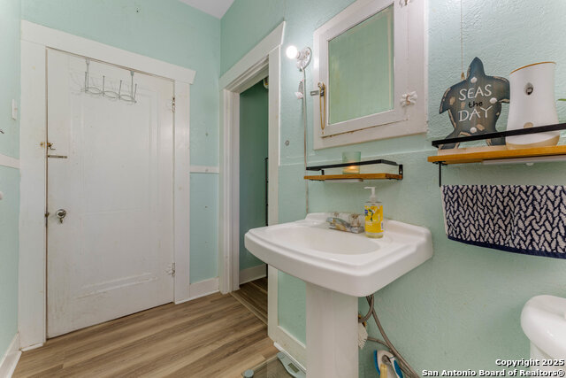 Listing photo id 15 for 1427 Pyron E