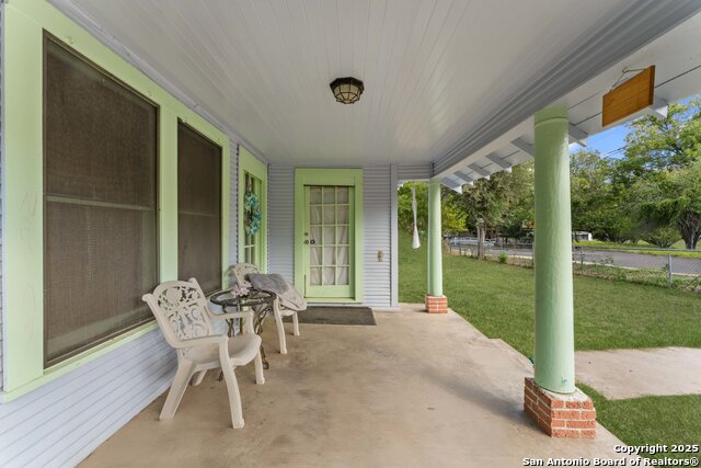 Listing photo id 1 for 1427 Pyron E