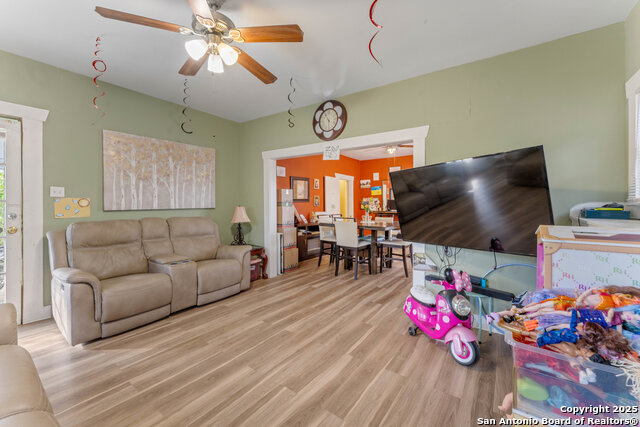 Listing photo id 4 for 1427 Pyron E