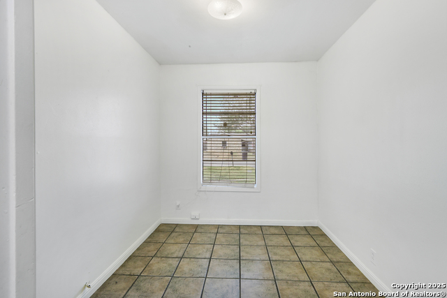 Listing photo id 14 for 1802 Fort Henry St