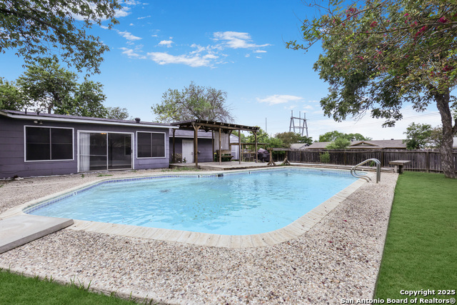 Listing photo id 22 for 1802 Fort Henry St