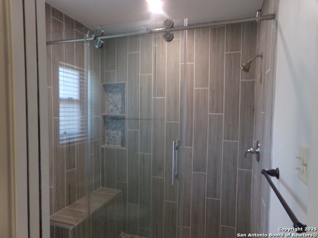 Image 17 of 37 For 615 Amistad Blvd