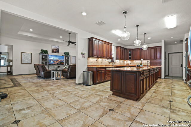 Listing photo id 14 for 584 Arbor View