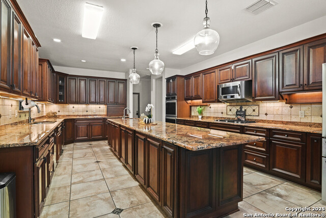 Listing photo id 15 for 584 Arbor View