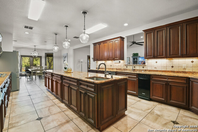 Listing photo id 16 for 584 Arbor View