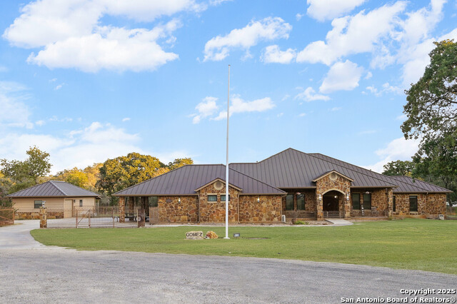 Listing photo id 0 for 584 Arbor View