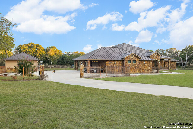Listing photo id 1 for 584 Arbor View