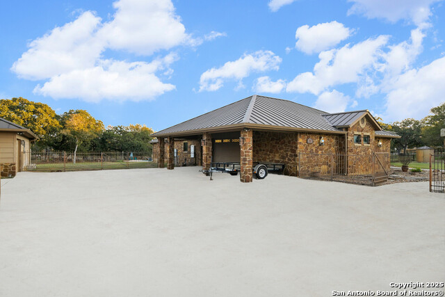 Listing photo id 3 for 584 Arbor View