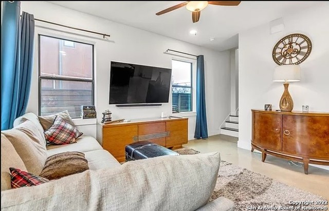 Listing photo id 16 for 539 Leigh  