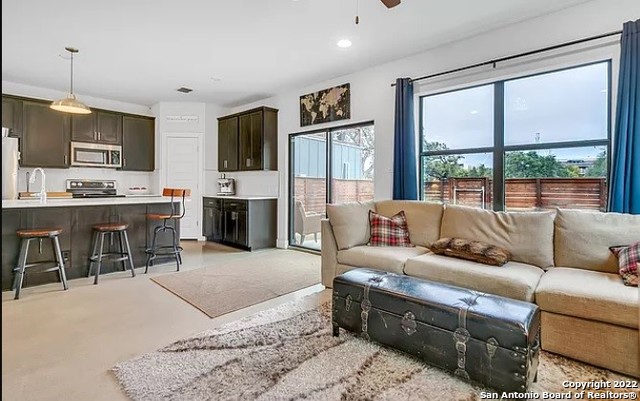 Listing photo id 17 for 539 Leigh  