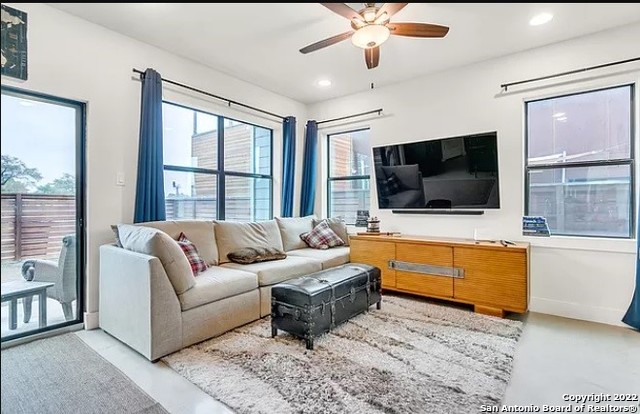 Listing photo id 18 for 539 Leigh  