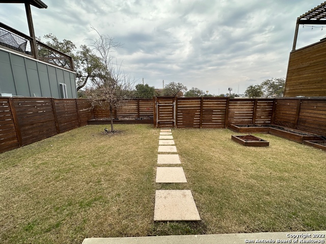 Listing photo id 27 for 539 Leigh  