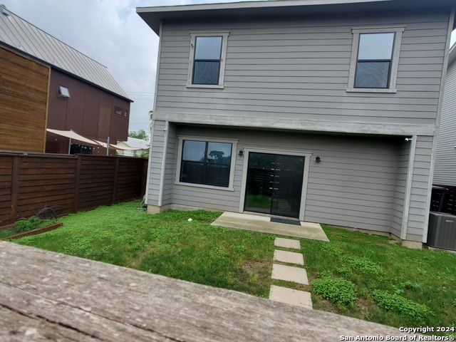 Listing photo id 1 for 539 Leigh  