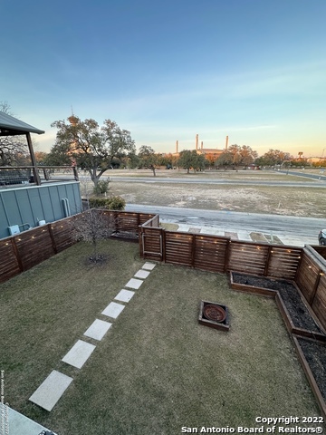 Listing photo id 28 for 539 Leigh  