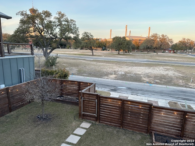 Listing photo id 29 for 539 Leigh  