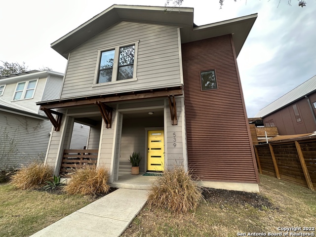 Listing photo id 4 for 539 Leigh  