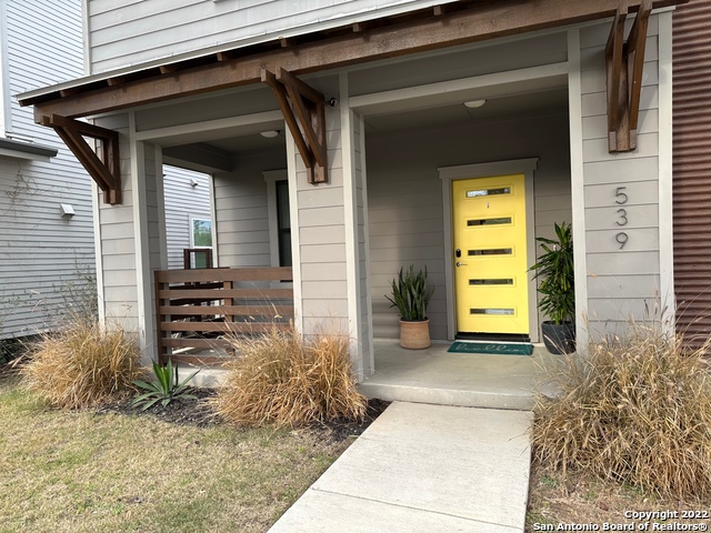 Listing photo id 5 for 539 Leigh  