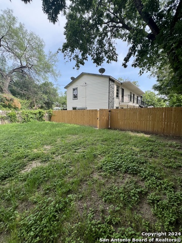 Listing photo id 9 for 1723 Mayfield Blvd W 2