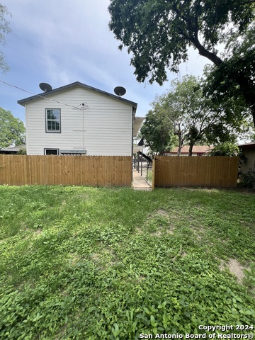 Listing photo id 10 for 1723 Mayfield Blvd W 2