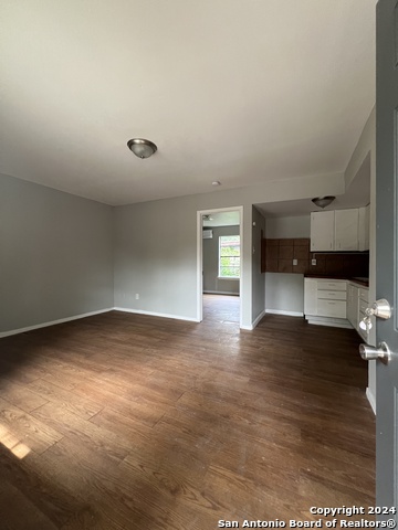 Listing photo id 1 for 1723 Mayfield Blvd W 2
