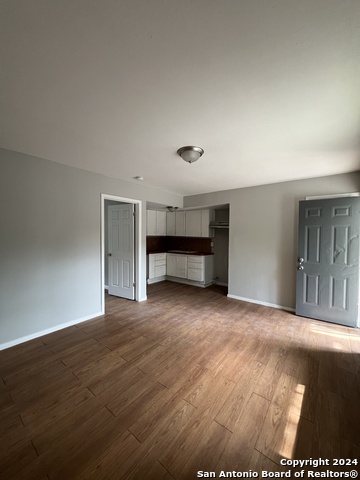 Listing photo id 2 for 1723 Mayfield Blvd W 2