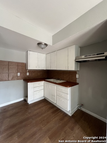 Listing photo id 3 for 1723 Mayfield Blvd W 2