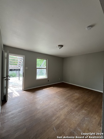 Listing photo id 4 for 1723 Mayfield Blvd W 2