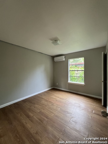 Listing photo id 5 for 1723 Mayfield Blvd W 2