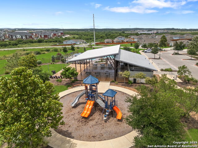 Listing photo id 18 for 506 Salamander St