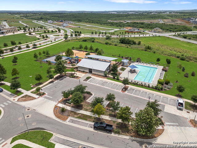 Listing photo id 3 for 506 Salamander St